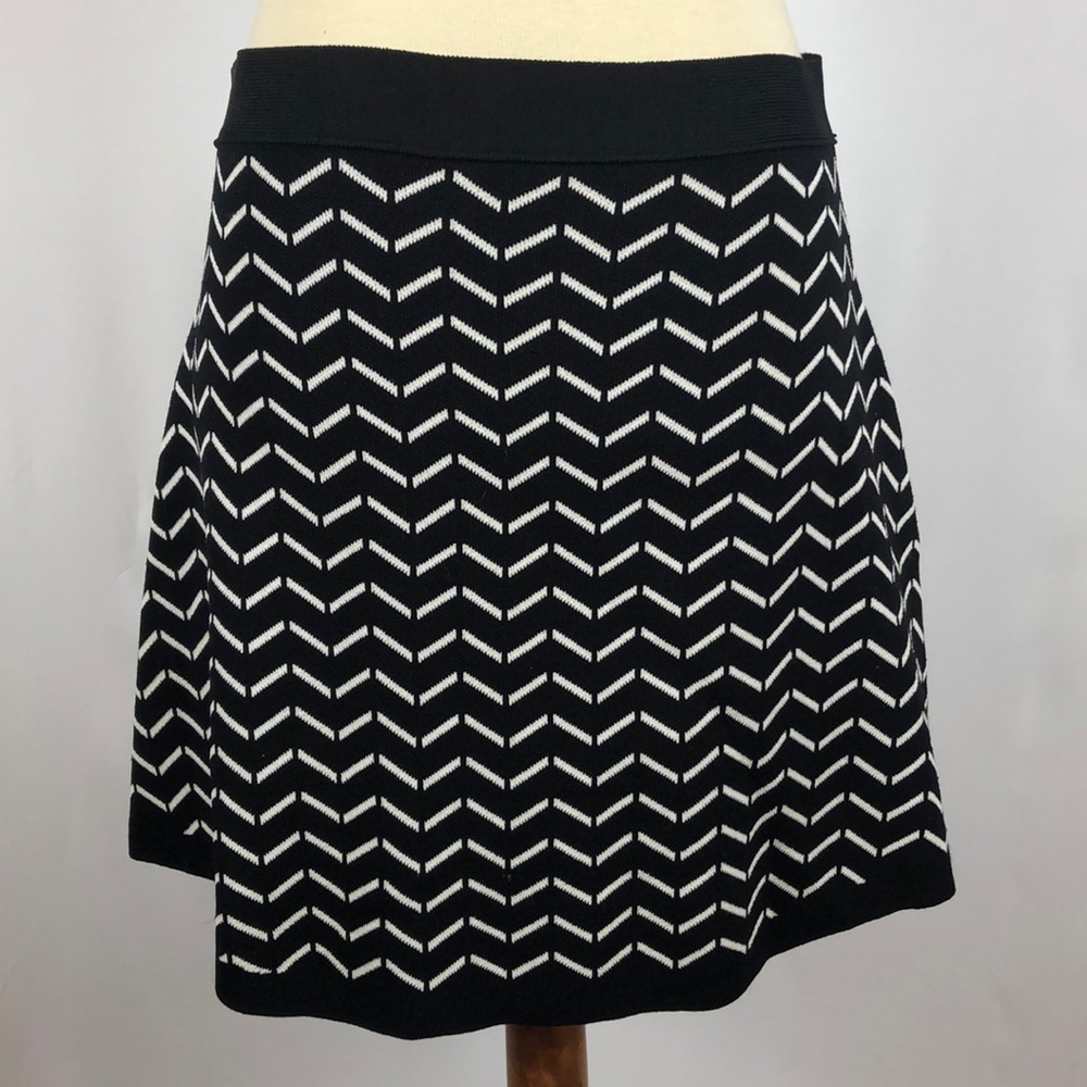 Olive & Oak Black and White Chevron Knit Mini Skirt - Size Medium